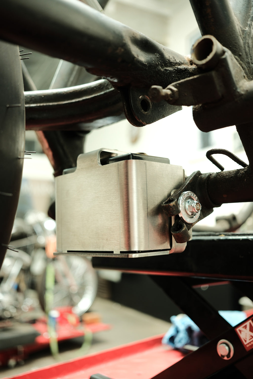 Center stand battery box for vintage Honda - detail photo 2
