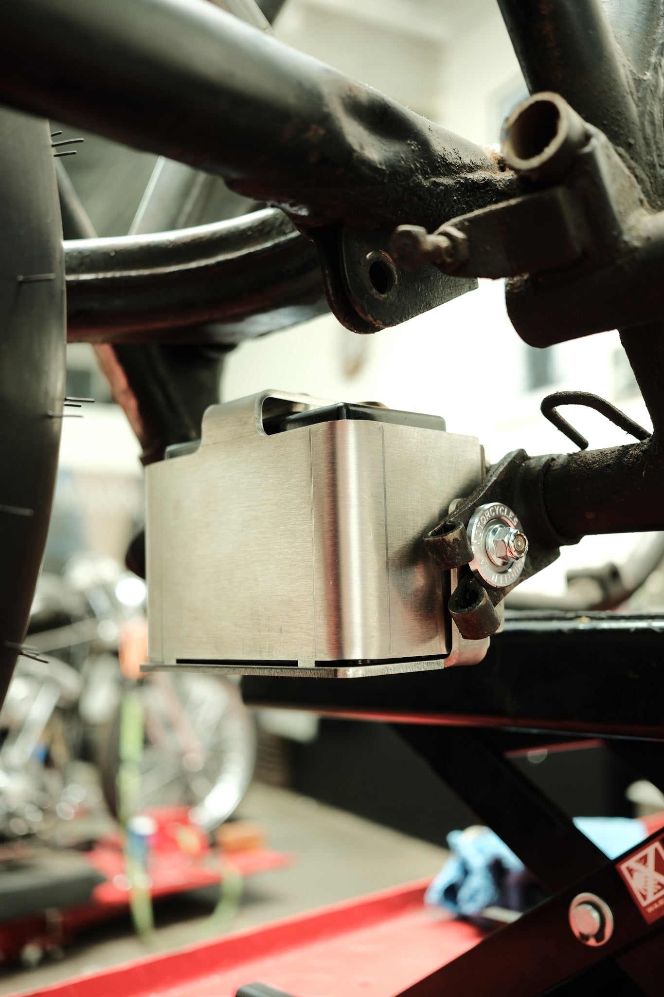 Center stand battery box for vintage Honda - detail photo 2