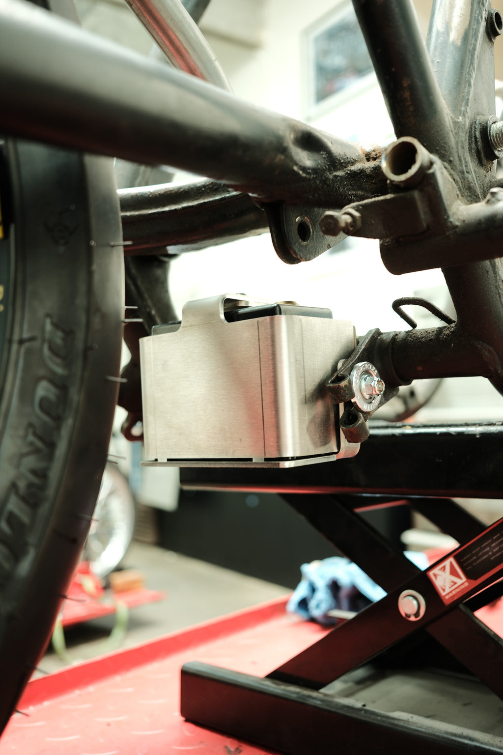 Center stand battery box for vintage Honda - detail photo 7